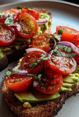 Geröstetes Brot mit Avocadobutter und Tomatensalat