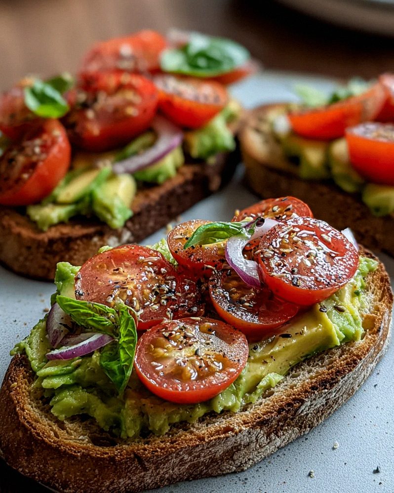 Geröstetes Brot mit Avocadobutter und Tomatensalat – Schritt 2